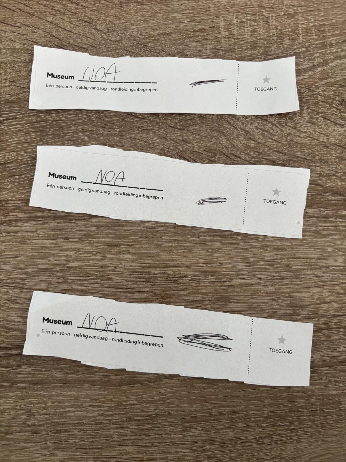 Zelfgeschreven museumtoegangskaartjes van Noa